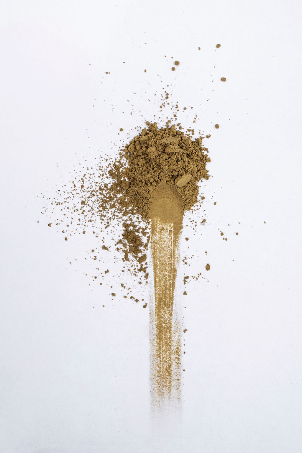 Rich brown roasted hojicha loose leaf and powder texture